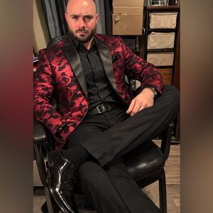 38R Jo’s A Bank Men's Red Floral patternTuxedo Blazer.With free Cuffs(60$value)